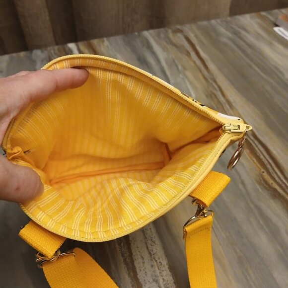 New Travel Sling Crossbody Yellow White Pebbled faux leather & Daisy fabric Gold - Picture 12 of 15